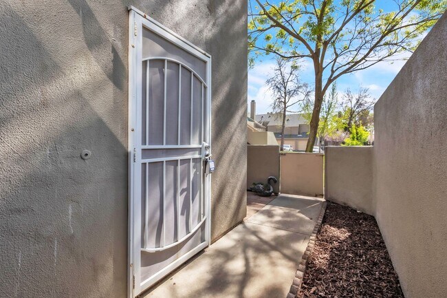 Foto del edificio - **Completely Remodeled ** 1BR/1BA w/ Private Patio + Garage in Sacramento ** Move in May 1st & ge...