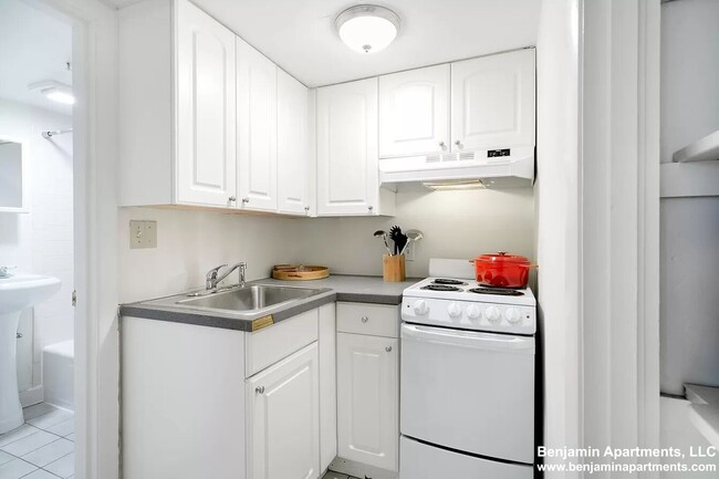 Building Photo - 521 Beacon St
