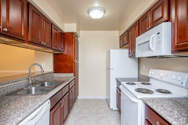 2BR, 2BA - 1,035SF - Kitchen - La Casa Novato