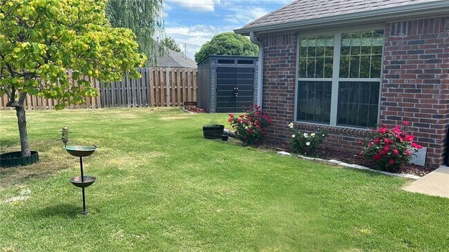 Building Photo - 402 SW Arch St