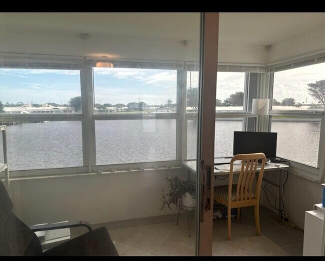 Building Photo - 1112 Lake Ter