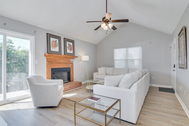 Foto del edificio - 662 Tara Ln