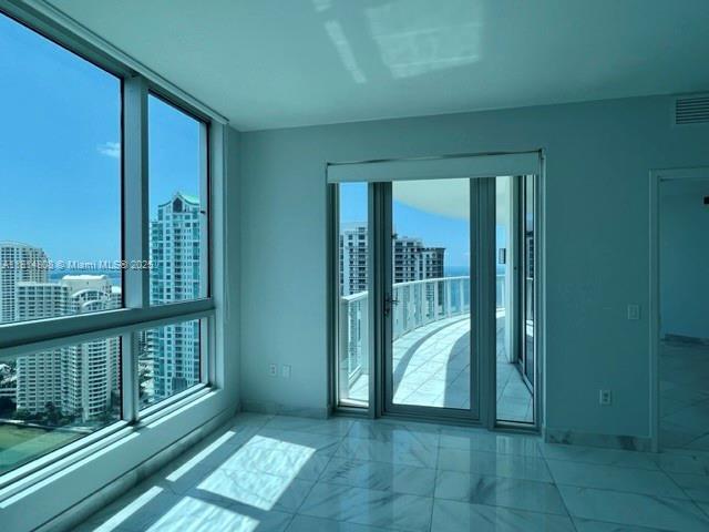 Foto del edificio - 300 S Biscayne Blvd