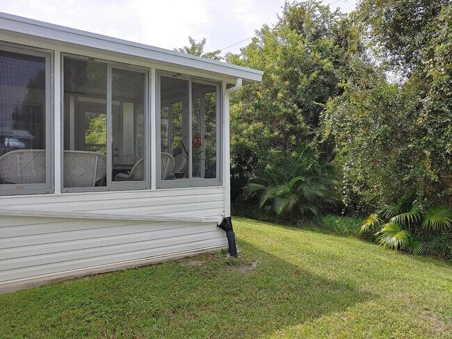 Foto del edificio - 215 Tiger Lilly Dr