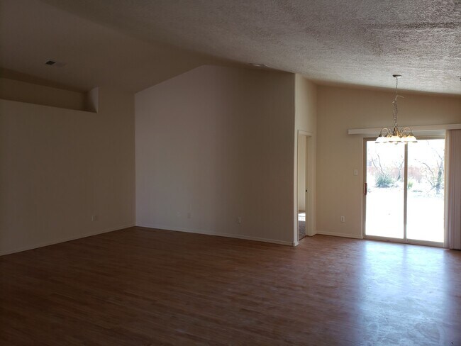 Building Photo - 3 bed 2 bath home in Huning Ranch