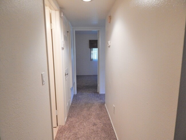 Building Photo - Nice 2 Bedroom 1.25 Bath close to UCR in R...