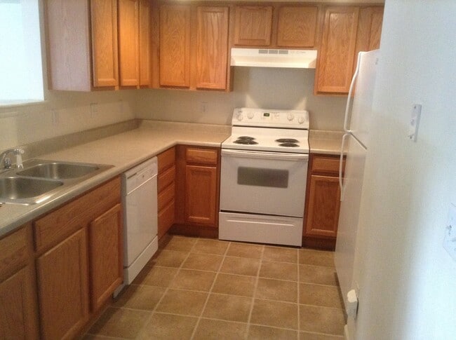 Building Photo - DOG FRIENDLY, 3 BEDROOM, 2.5 BATHROOM SOUTH PARK TOWNHOUSE