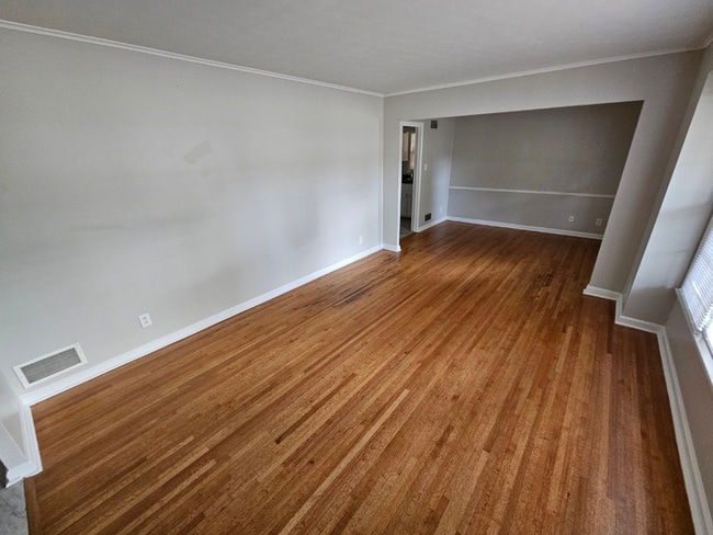 Building Photo - Massive 4BR/3BA Memphis Rental | Brick Fireplace & Built-Ins | Fenced Yard!