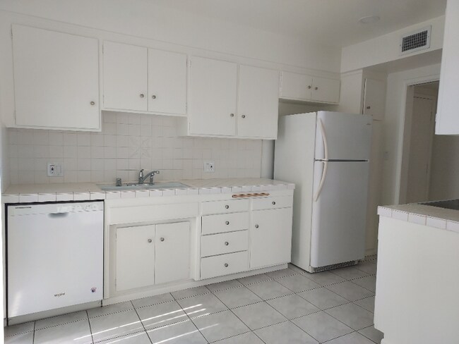 Building Photo - 425 S Hudson Ave