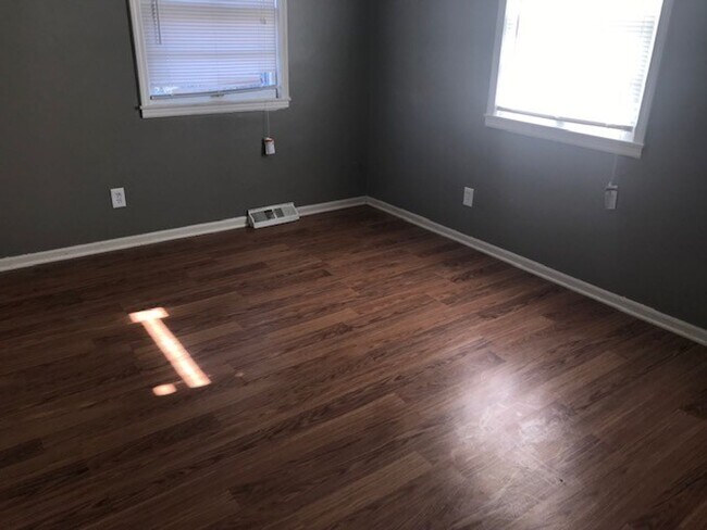 Foto del edificio - 2 bedroom 1 bath (Half off first months rent)