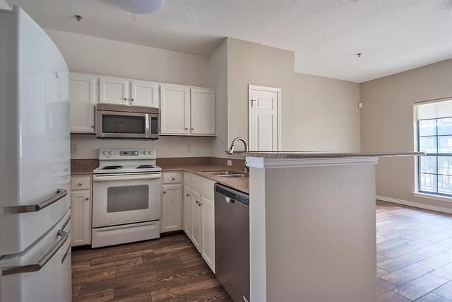 Building Photo - 4800 W Lovers Ln