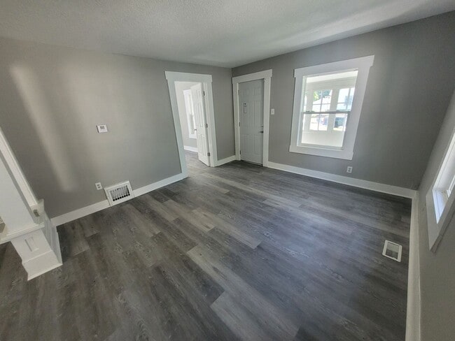 Building Photo - Recently Renovated 2 Bedroom, 1 Bathroom w...
