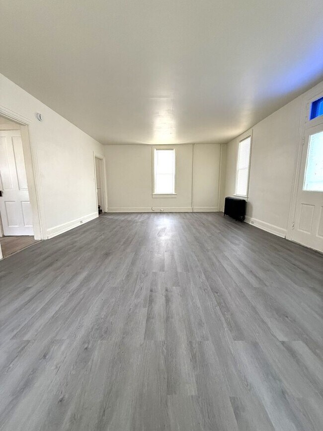 Foto del edificio - 704 W Main St