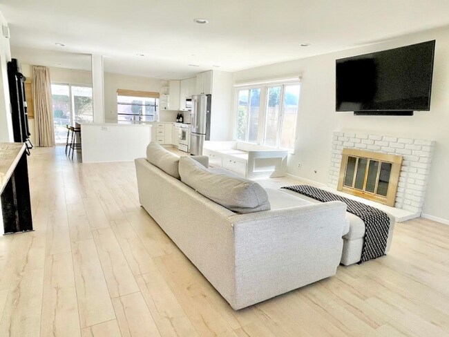 Foto del edificio - Centrally located 3 bed , 2 bath home