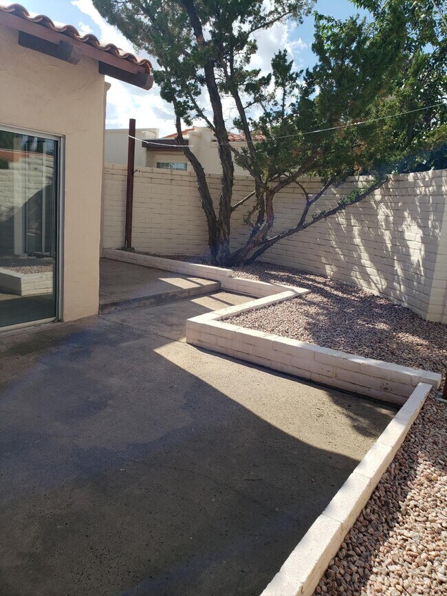Building Photo - 4391 Plaza Oro Loma