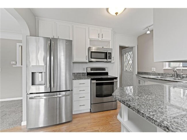 Building Photo - Charming Completely Remodeled Doll's House In Edina, Walk to shops & Restaurants, Pets OK, Availa...