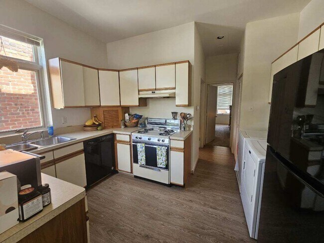 Building Photo - 1 BR / 1 BA Sunny, Spacious Upstairs of Du...