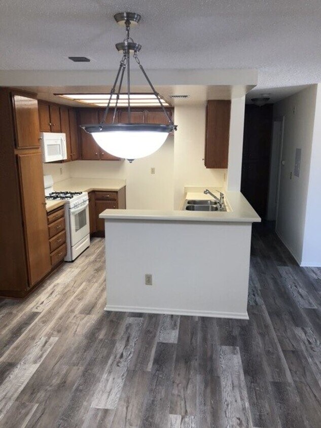 Building Photo - LOOK AND LEASE OFFER: $500.00 OFF 1st MONT...