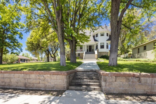 Building Photo - Stunning Historic 5 bedroom home in Downto...