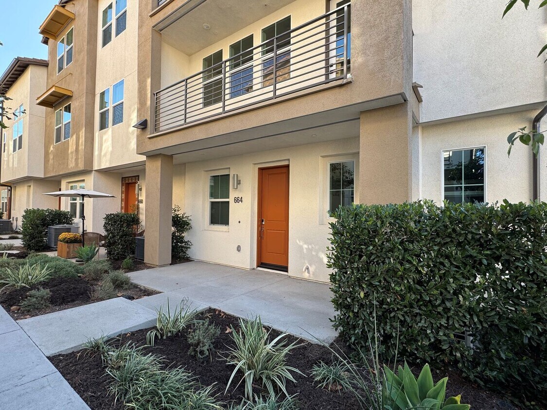 Foto principal - Beautiful 2 bed 2 bath Condo in Covina