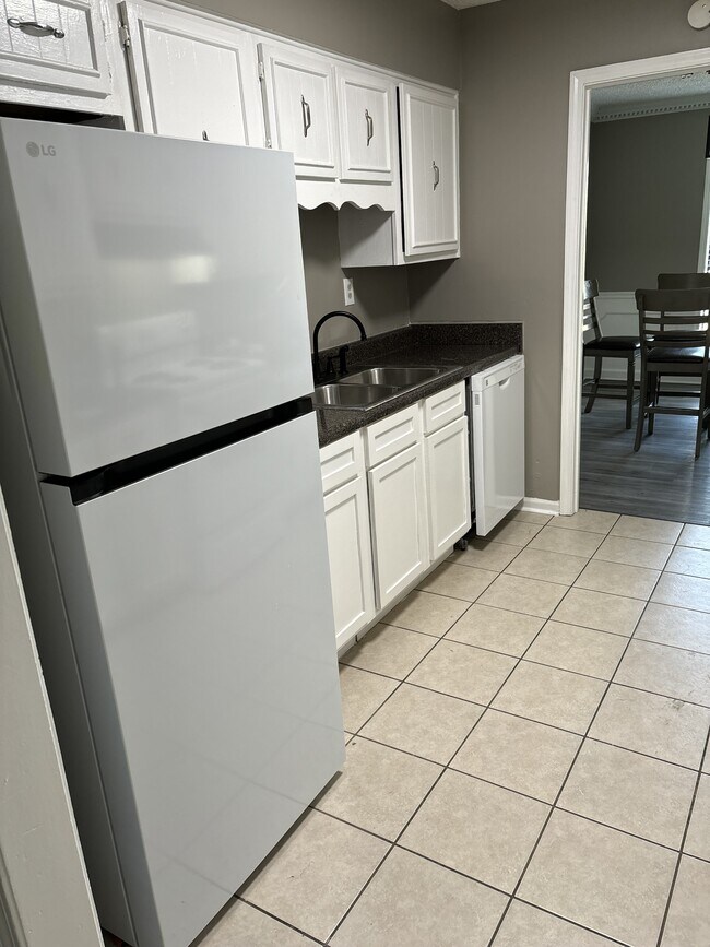 Foto del edificio - 6211 Midsummer Way