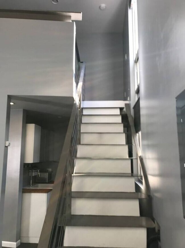 Foto del edificio - 1 Month Free! Sunny Two Level One Bedroom ...