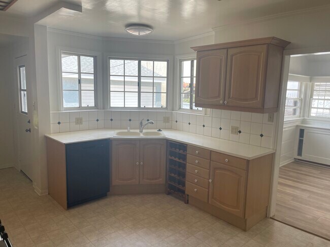 Building Photo - 4219 W Hood Ave