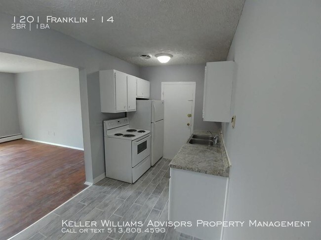 Building Photo - Renovated apartment!