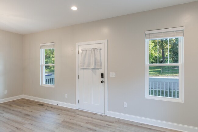 Building Photo - 424 Red Oak Ave