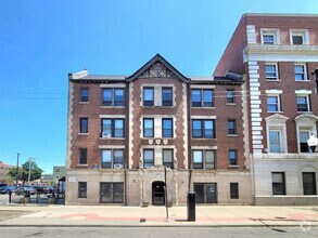 Building Photo - 3345 N Marshfield Ave