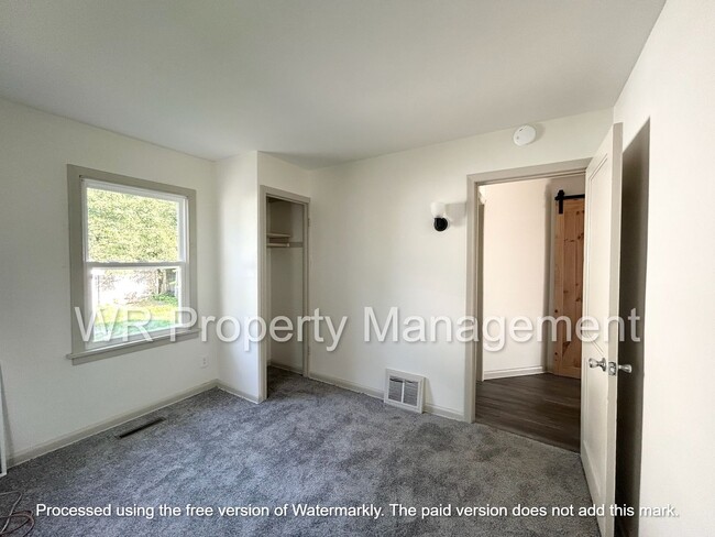 Building Photo - 3 bed 1 bath home for rent