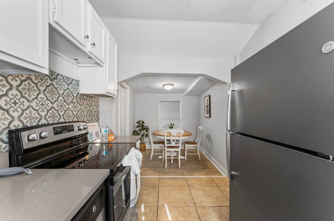 Building Photo - recently updated 2bd 1 bath w. studio + ba...
