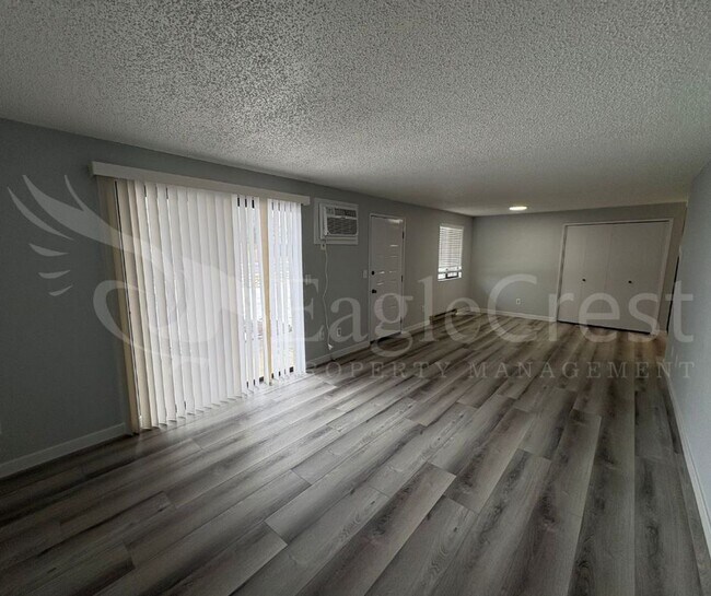 Building Photo - 320NEC