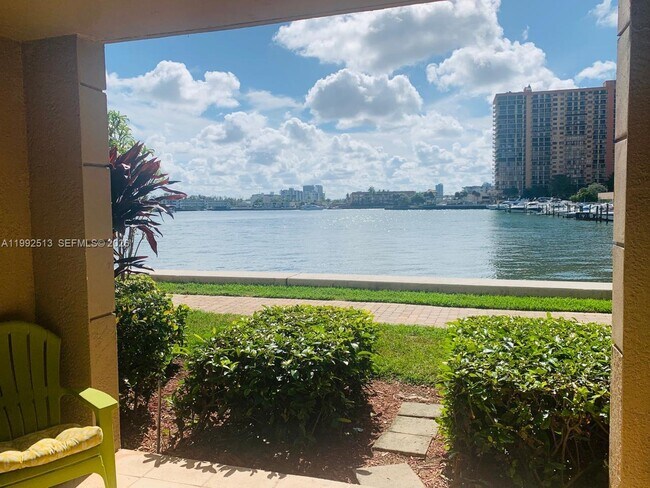 Foto del edificio - 17150 N Bay Rd