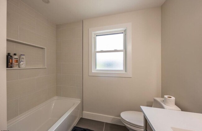 Foto del edificio - Large 4 Bedroom 2 Bath home in Linwood, NJ