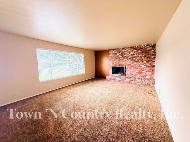 Building Photo - 3 Bedroom South Salinas Home!