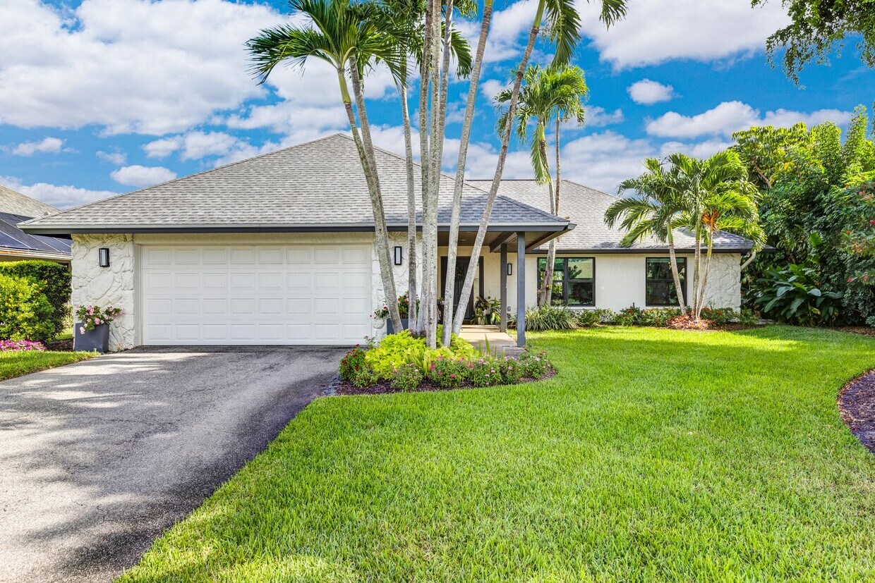 Foto principal - ** KINGS LAKE ** 3 BED + DEN / 2 BATH - POOL HOME - GREAT LOCATION! - ANNUAL RENTAL