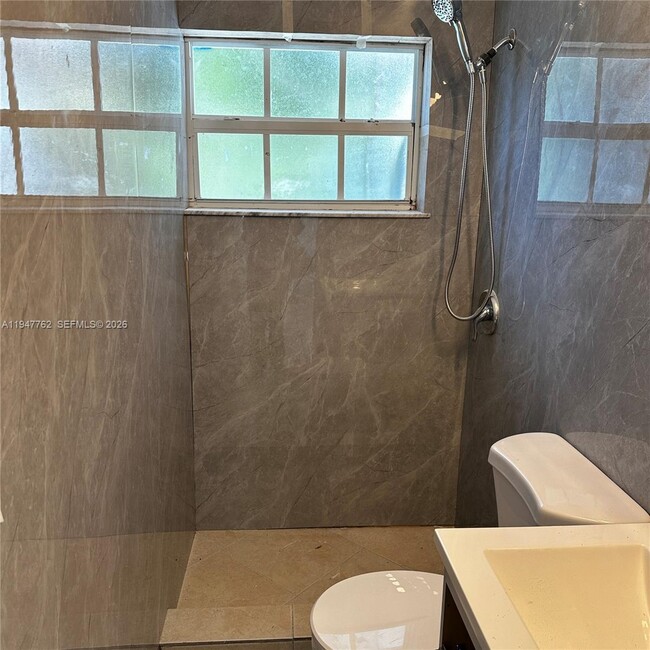 Building Photo - 732 Moffett St