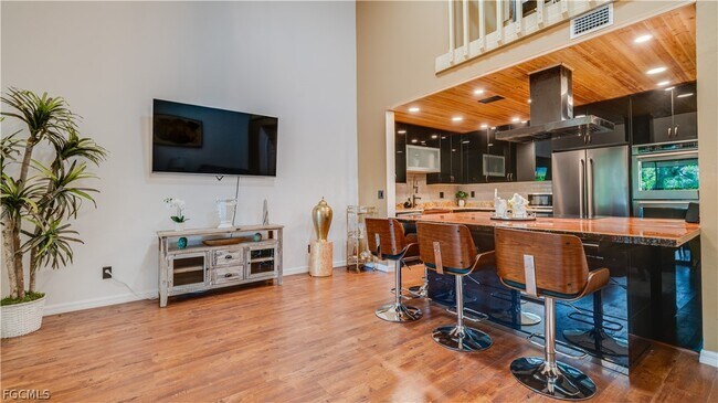 Foto del edificio - 15080 Riverbend Blvd