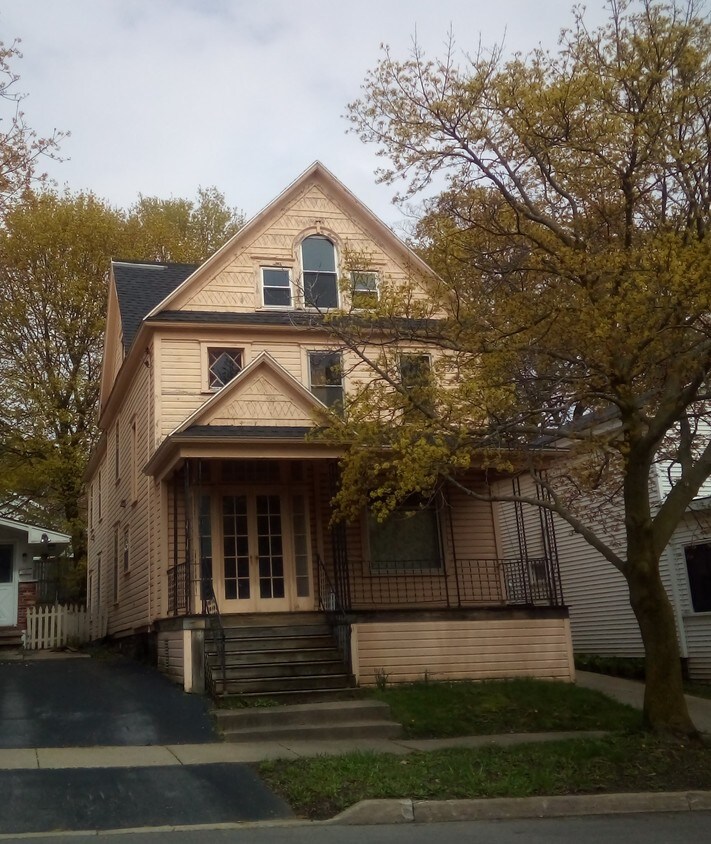 Hermosa casa antigua en un agradable vecindario. - 181 E 4th St
