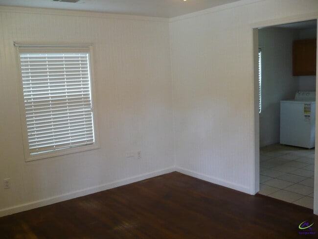 Building Photo - 1325 Laura Ave