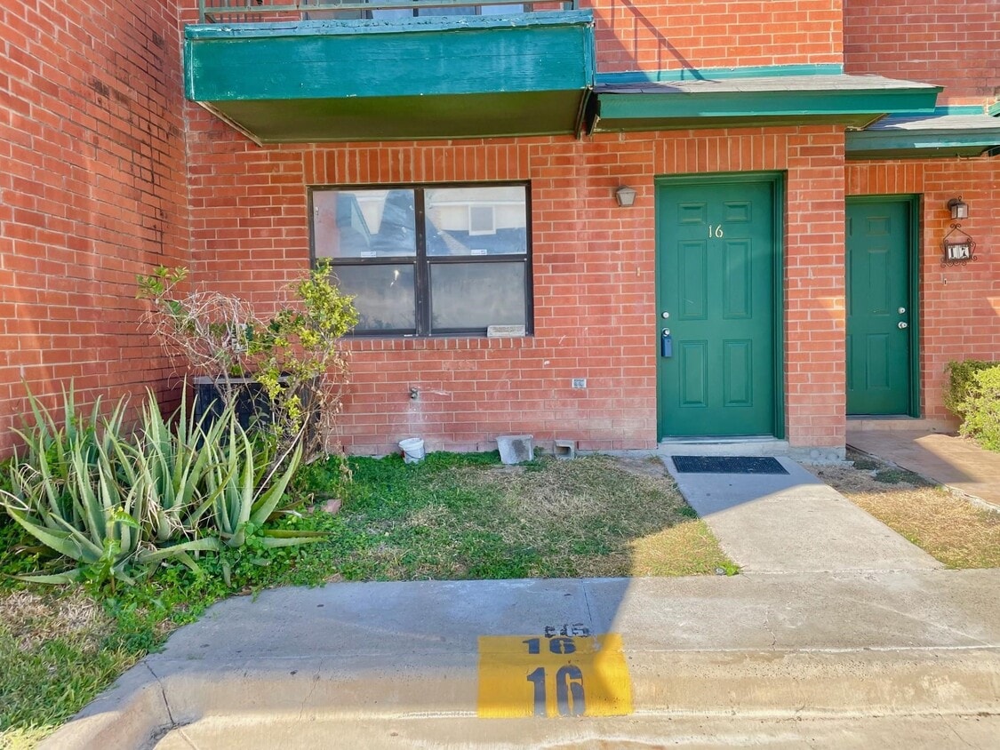 Foto principal - 8915 McPherson Rd