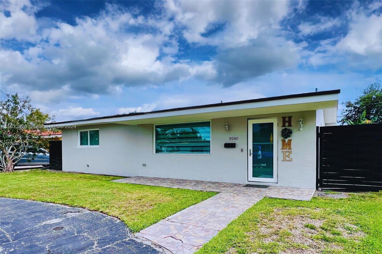 Foto principal - 8240 NW 11th St