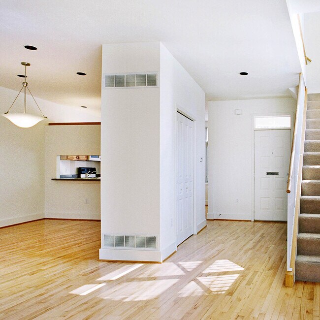 Building Photo - 6105 Alder St
