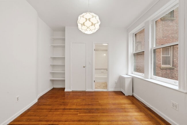 Building Photo - 140 W 71st St