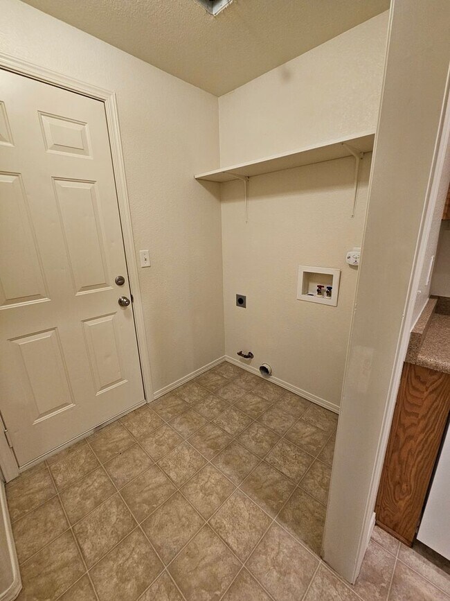 Building Photo - 3 Bedroom Home Located on Quiet Cul-De-Sac