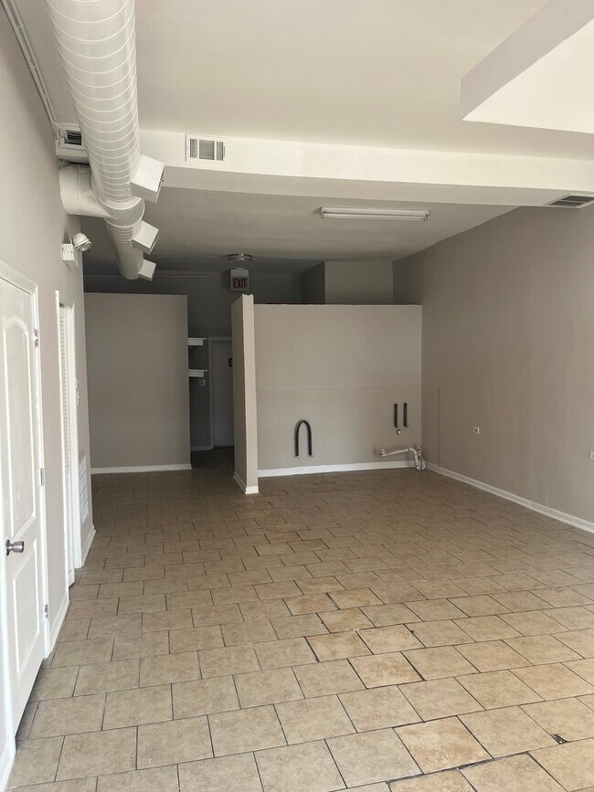 Foto del edificio - 2744 N Laramie Ave