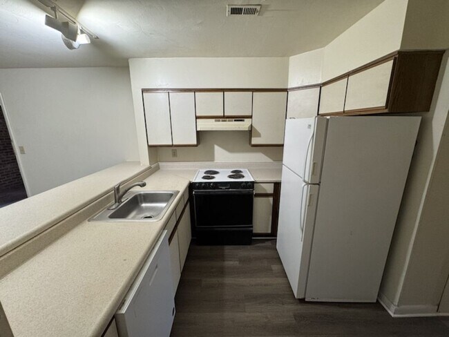 Building Photo - Blacksburg, 4 BR / 2 BA Available July 22