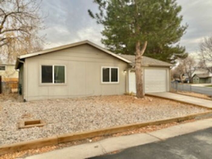 Foto principal - Cute 2 Bed, 1 Bath on a Large Corner Lot