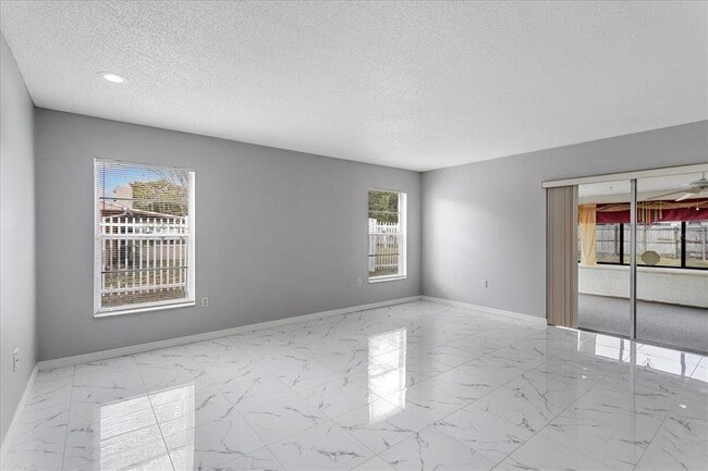 Foto del edificio - 8609 Sunny Hollow Ln